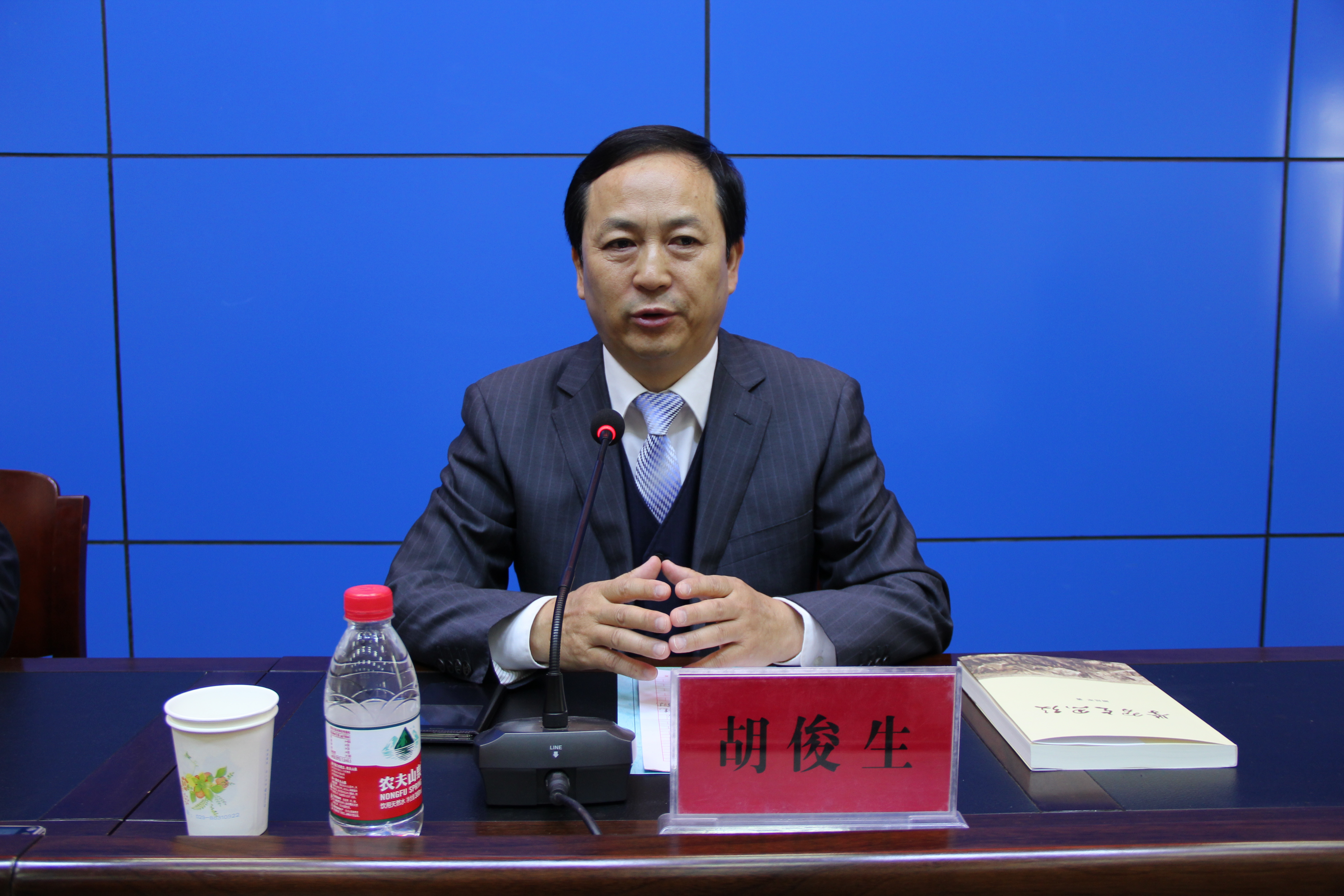 校长刘红,延川县第二中学副校长李延岗,靖边三中副校长刘胜武作了经验