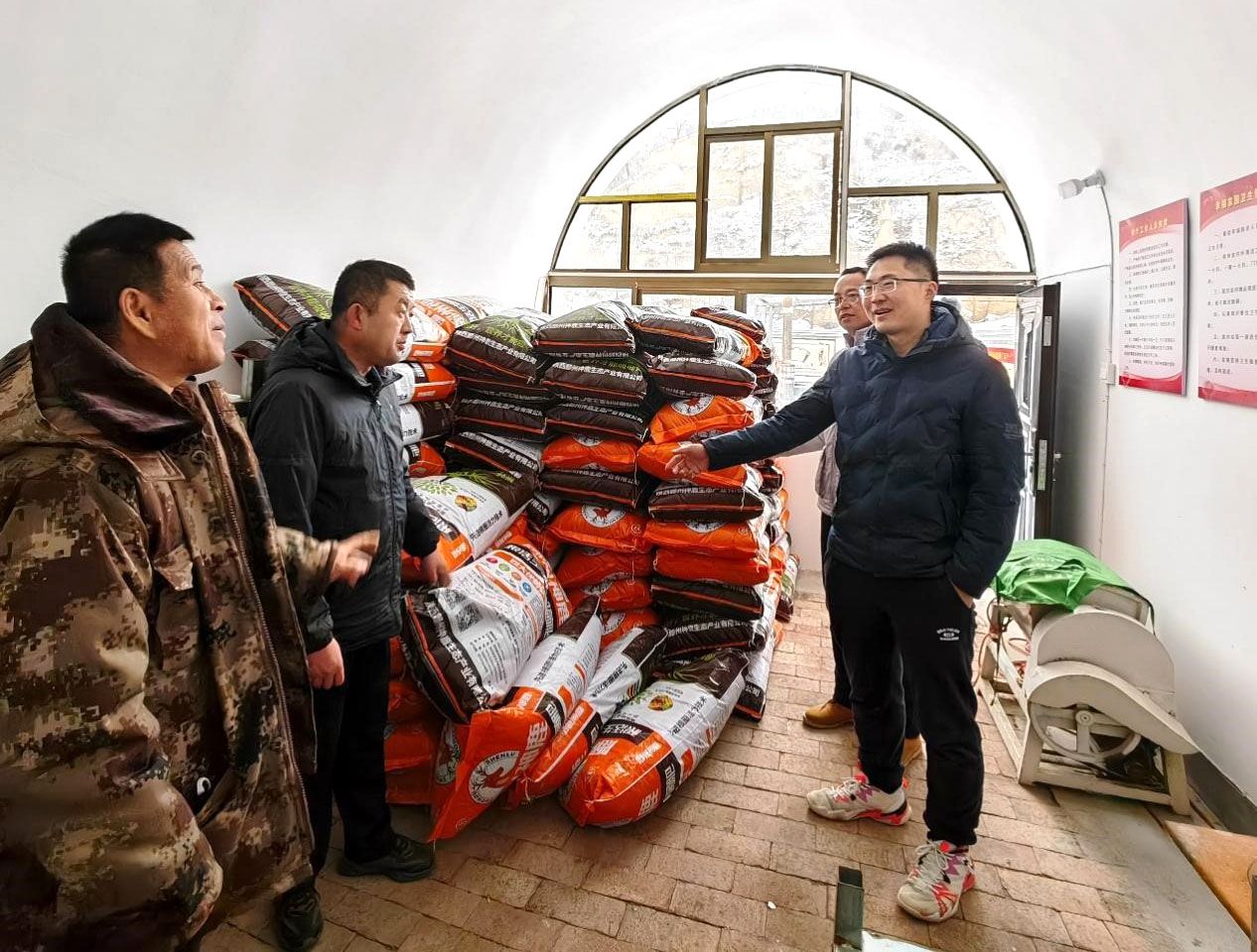 我校赴延川县黄家圪塔村推动落实“百校联百县兴千村”示范创建活动