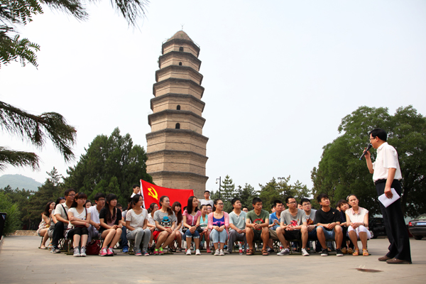 田伏虎副书记给毕业生党员上最后一堂党课