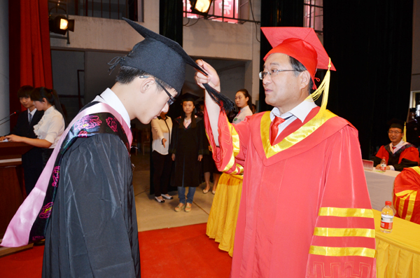 崔智林校长为毕业生拨流苏