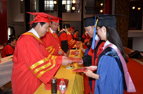 为优秀毕业生和导师颁发证书