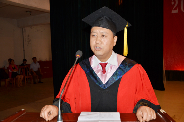 惠雁冰教授代表教师发了言