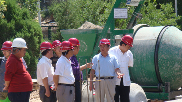 视察正在建设的医学院三号公寓楼