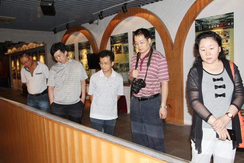 参观校史陈列馆