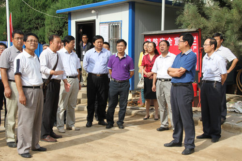 第一检查组检查正在修建的学生公寓楼项目