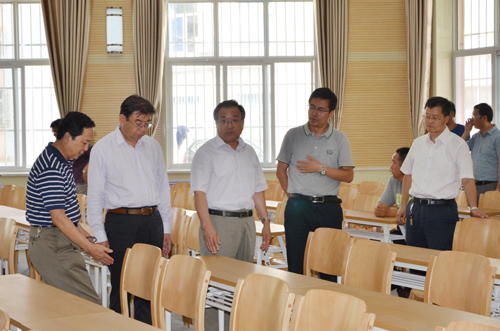 第二检查组检查教室内教学设施