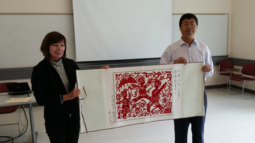 向培训邀请方旧金山州立大学赠送纪念品