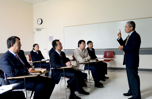 听取旧金山州立大学副校长吴伯彦关于“美国高等教育:辉煌与挑战”的专题报告