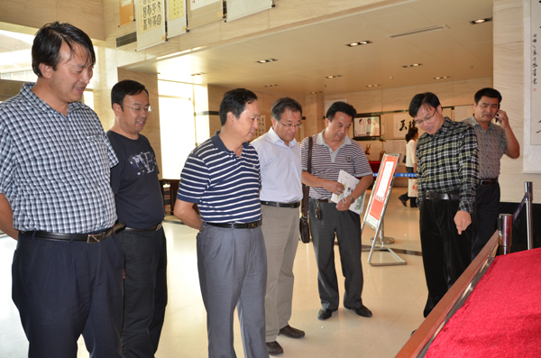 崔智林校长和胡俊生副校长观看作品展