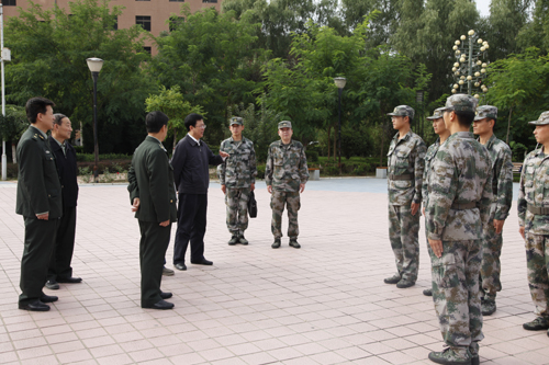 田伏虎副书记与军训团教官交流