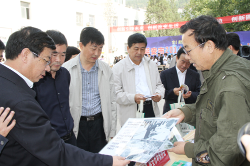 与会领导听取科普讲解