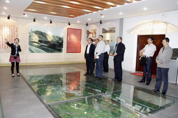 参观校史陈列馆