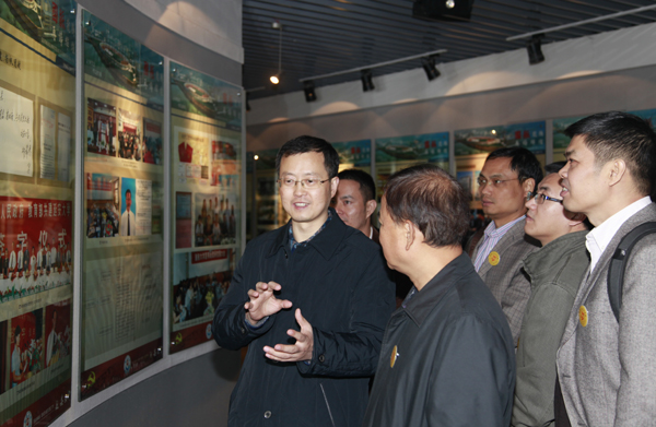 参观校史陈列馆