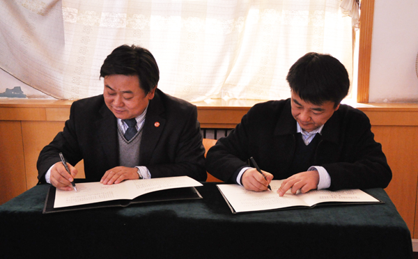 韩继明院长和西安交通大学医学部人才培养处处长张明处长共同签署备忘录.JP