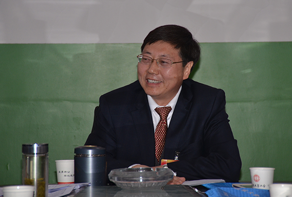 张金锁校长参加分组讨论