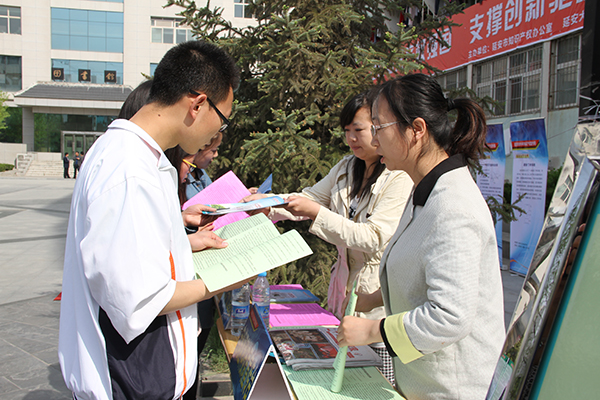 分发宣传资料