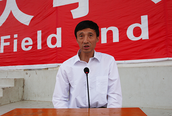 郑兵总裁判长宣布运动会成绩
