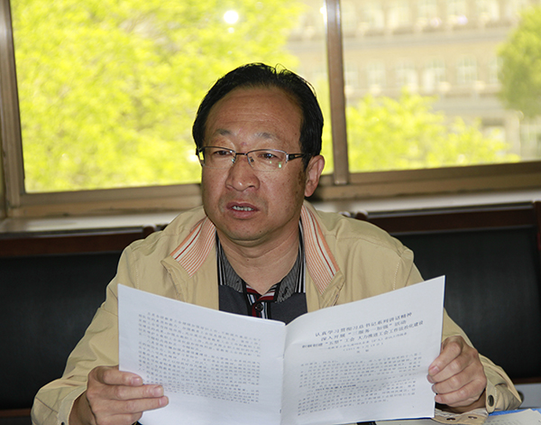 白泽生主席宣读有关文件