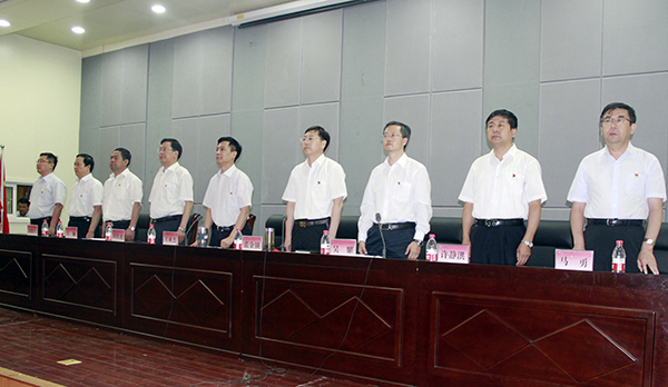 在主席台就座的各位领导