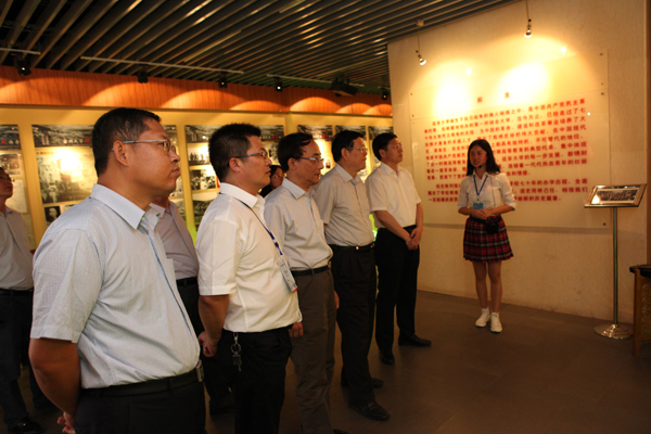 参观我校校史陈列馆