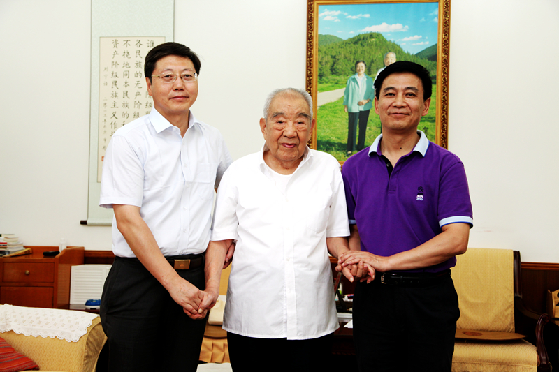 王亚杰书记、张金锁校长与布老合影