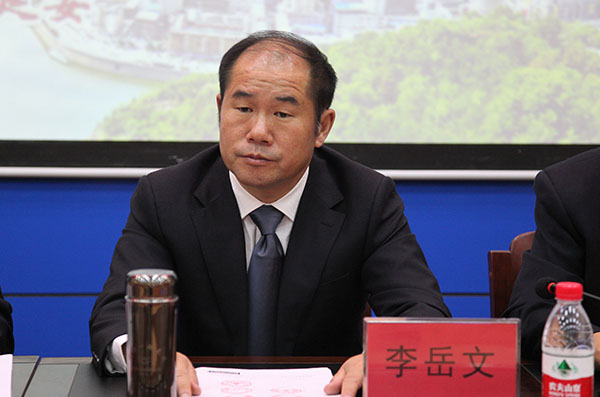 李岳文宣读表彰决定