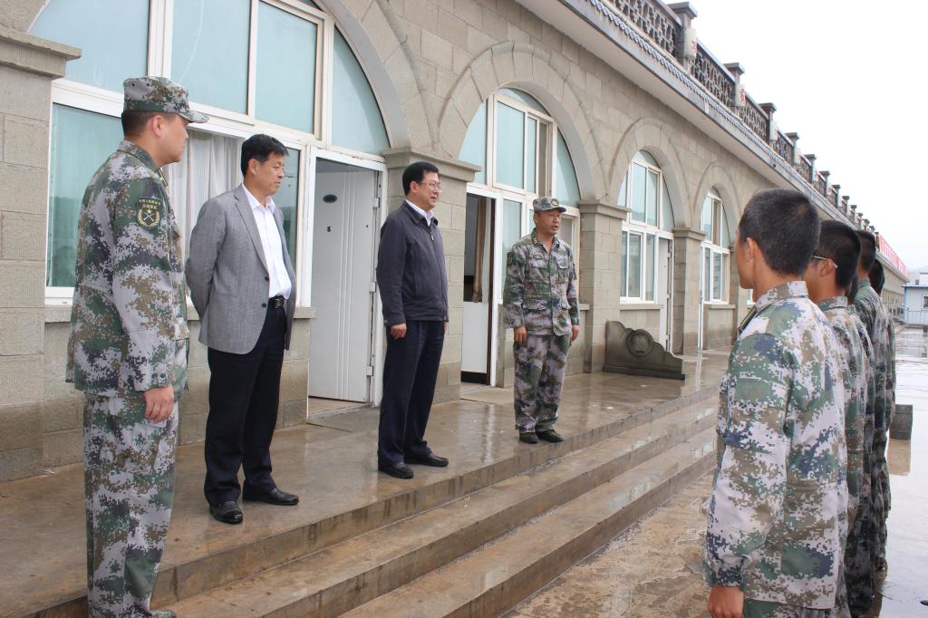 田伏虎副书记等到训练场地看望各承训教官