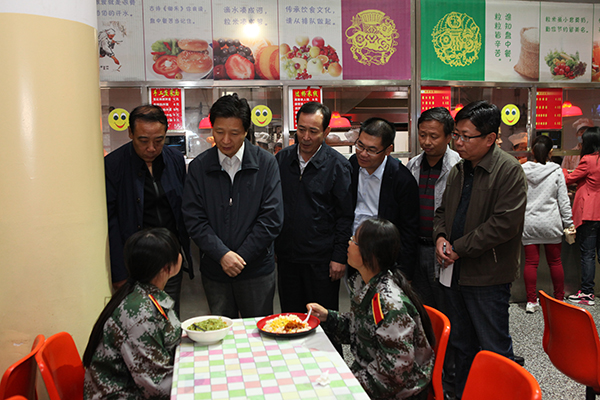 与就餐学生亲切交谈
