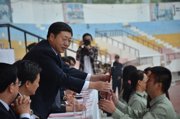 张金锁校长向获奖集体颁奖