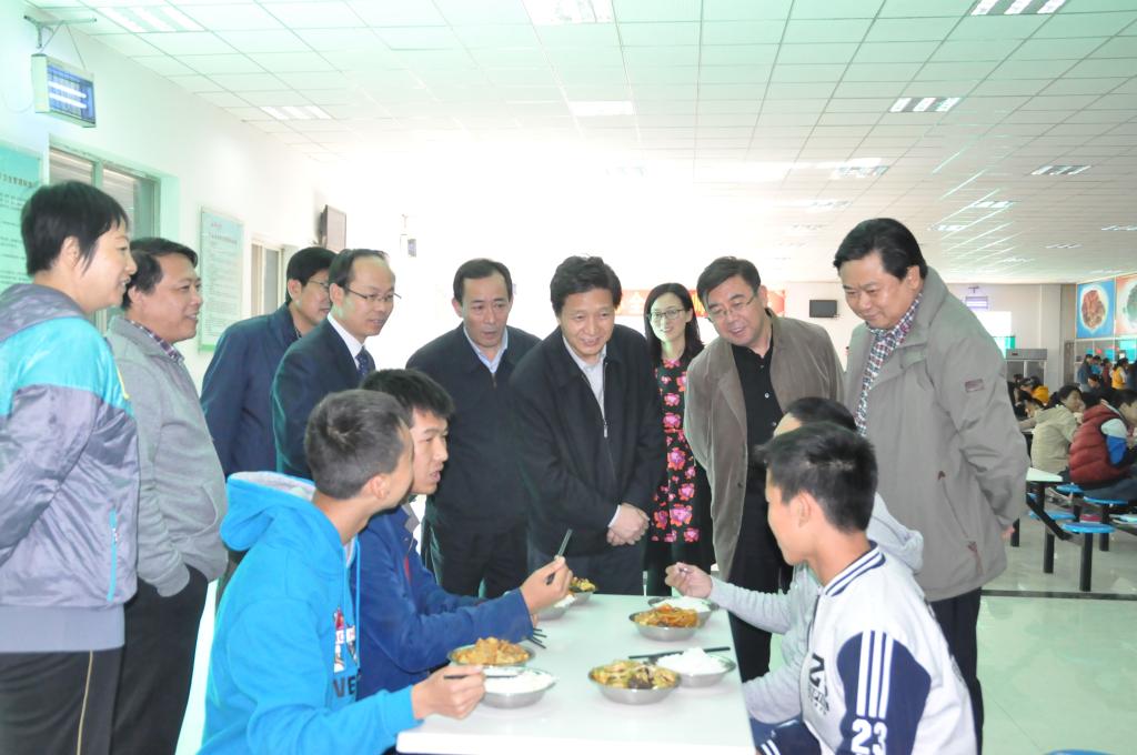 视察医学院学生餐厅