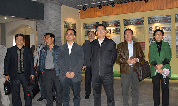 参观校史陈列馆