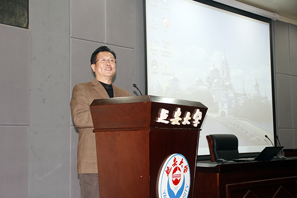 杨育民教授对报告进行点评