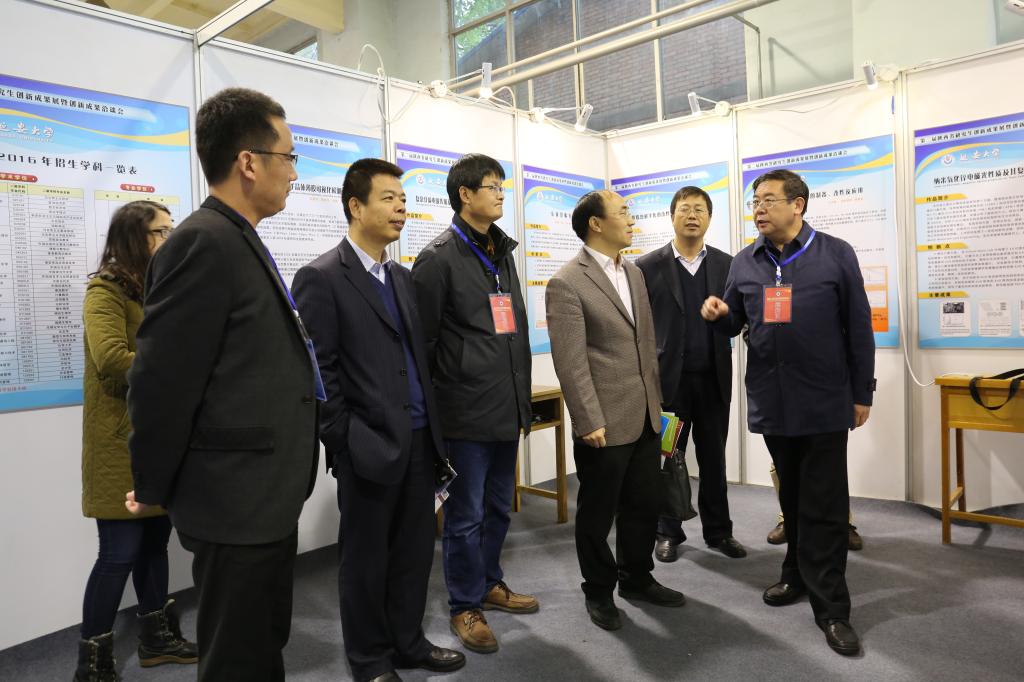 马勇副校长向省学位办权秋虎主任介绍参展情况